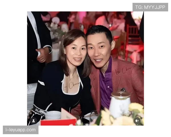 李宗伟穿西装在豪宅里啃泡面……这反差我服 李宗伟穿西装在豪宅里啃泡面……这反差我服